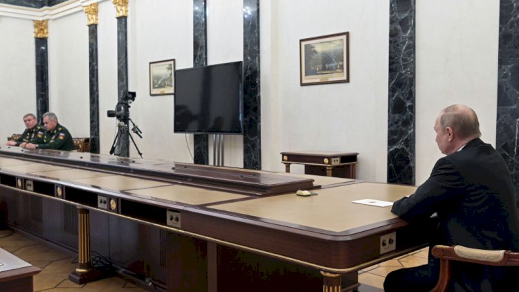    Putin məşhur stolundan imtina etdi - Foto   