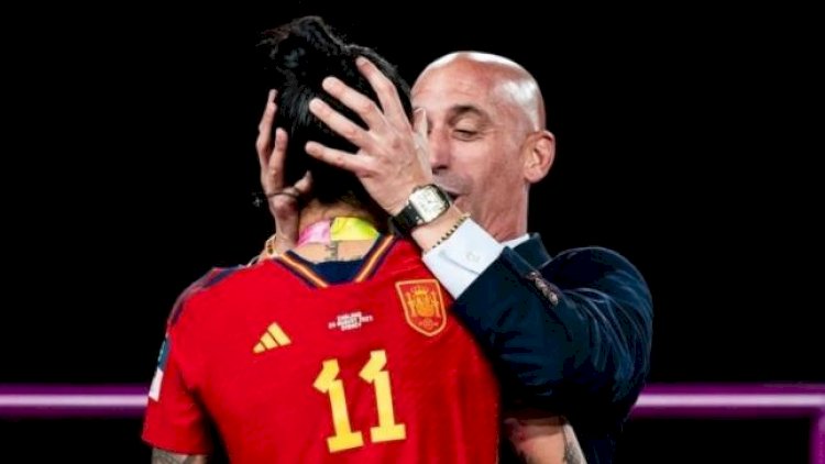   Prezident qadın futbolçunun dodağından öpdü   - Ağır cəza aldı