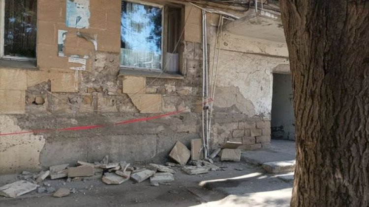    Bakıda 48 il əvvəl inşa edilən beşmərtəbəli bina çökür: Sakinlər niyə köçürülmür? - Video   
