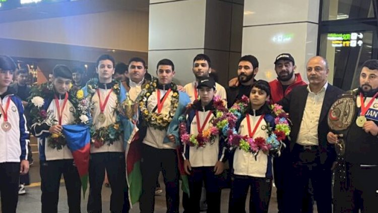    Dünya çempionatında uğur qazanan idmançılarımız Vətənə qayıtdılar - FOTOLAR    