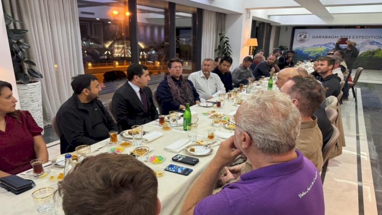    Hikmət Hacıyev Qarabağdan qayıdan səyyahlarla görüşdü   