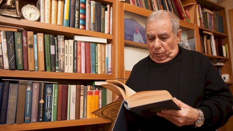    “Əgər bir adam öz kitabını əlində satırsa...” - Əylislidən maraqlı açıqlama   