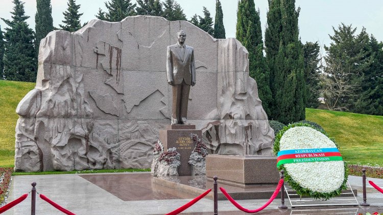    Viktor Orban Heydər Əliyevin məzarını ziyarət etdi    