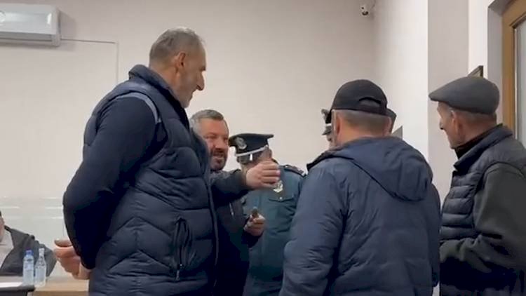    Ermənistan parlamentində əsgər valideynlərinə hörmətsizlik   