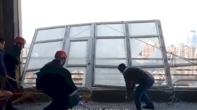    Güclü külək Bakıda binanın dam örtüyünü uçurdu- VİDEO    