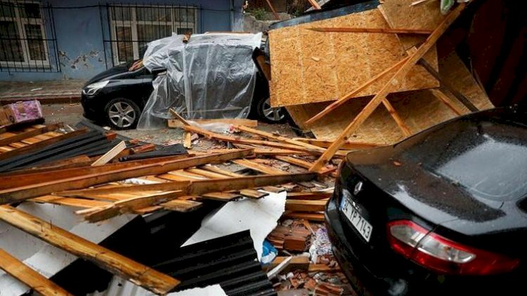    Güclü külək İstanbula ciddi ziyan vurdu:   Ölən var