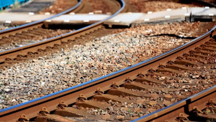    Dəmir yolunu keçən piyadanı drezin vuraraq öldürüb   