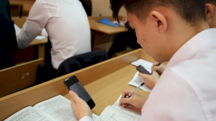    Məktəblərdə telefondan istifadə qadağan edilir    