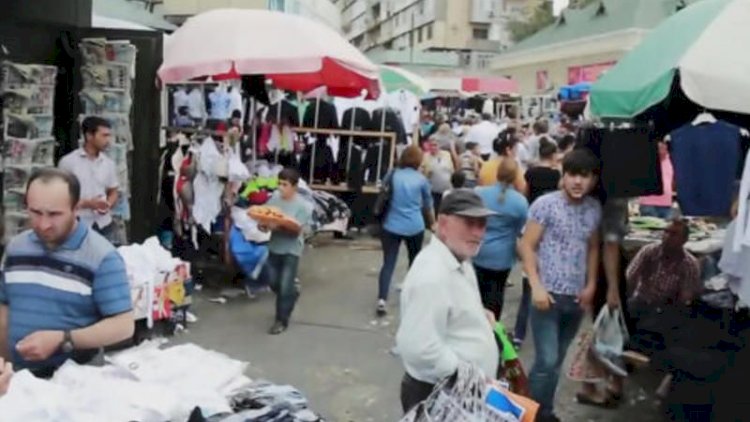    “Bu bazarda qaloşla balıq bir piştaxtadan satılır”   