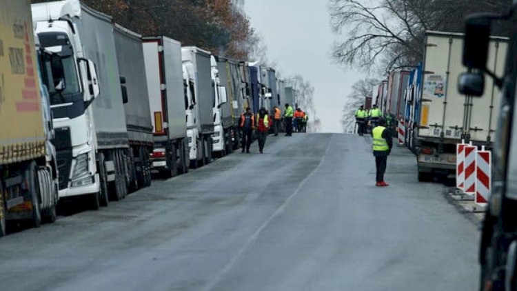    Ukrayna-Slovakiya sərhədində 955 yük maşınından ibarət növbə yarandı - Foto   