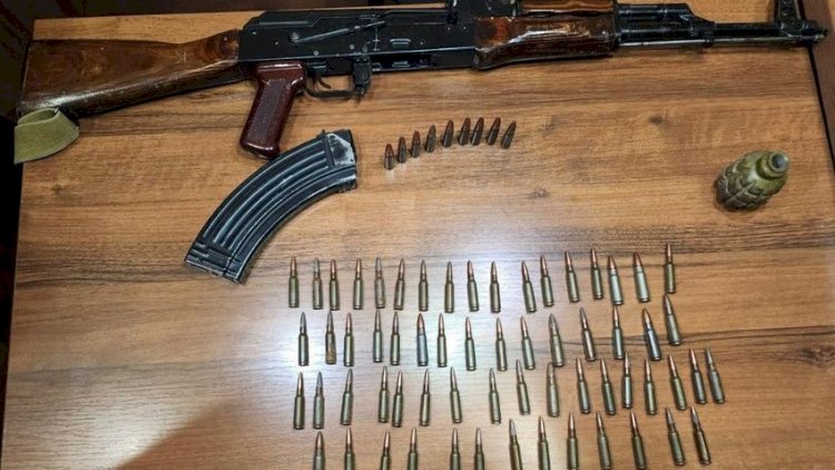    Vətəndaşlar silahlarını könüllü polisə təhvil verirlər    