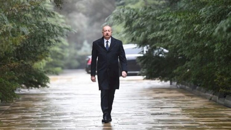    Prezident Əliyev Ümummilli Liderin məzarını ziyarət etdi: Fotolar + Yenilənib   