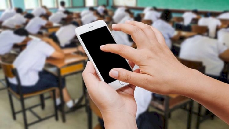    Orta məktəbdə mobil telefondan istifadə qadağan olunur   