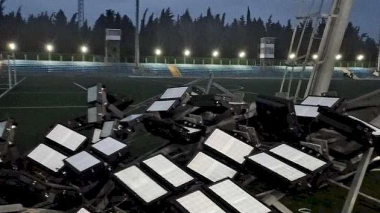    Tovuz stadionunda işıq dirəyi aşdı, “Araz-Naxçıvan”la oyun dayandırıldı   