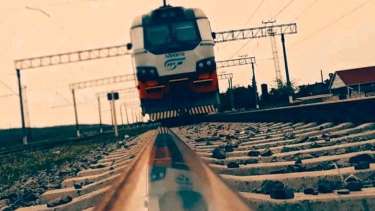     Bakıda qatar yolu keçmək istəyən piyadanı vurdu   