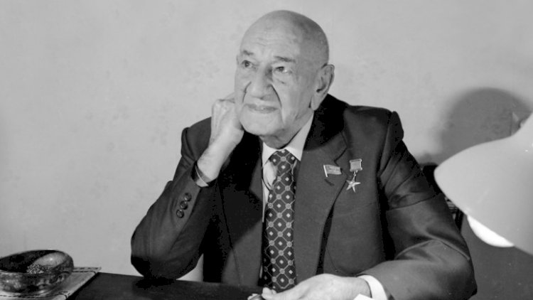    Silah alveri edən Səlim Petroviç və Kor Əli -   Xalq şairinin keçmiş nazir barədə yazdıqları