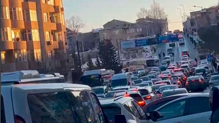    Bakıda yollar buz bağladı:  Sonu görünməyən tıxac –   Video