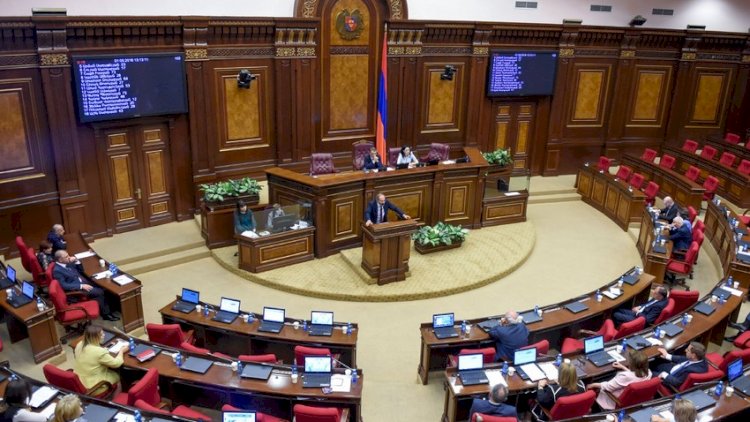    Koçaryan Paşinyanı ittiham etdi, parlamentdə ara qarışdı   