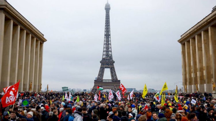    Parisdə Eyfel qülləsinin qarşısında mitinq başladı   