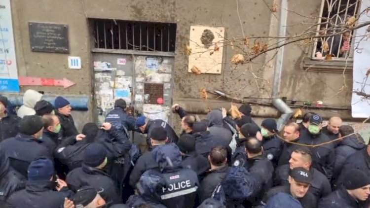    Tbilisidə polislə vətəndaşlar arasında qarşıdurma: Tanınmış yazıçı saxlanıldı   