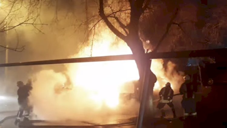    Bakıda binanın həyətində saxlanılan maşınlar yandı - Video   