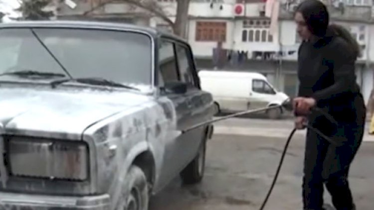    Doqquz ildir avtoyuyucu işləyən xanım: “Övladlarıma görə işləyirəm” - Video   