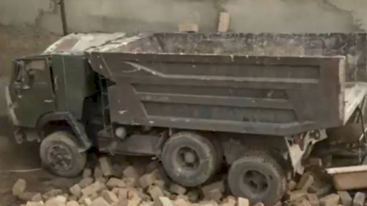   Bakıda “KamAZ” hündürlükdən evin həyətinə aşdı - Video   