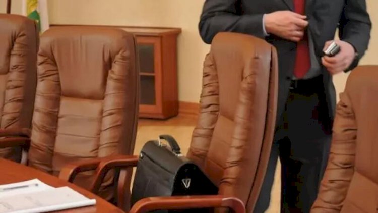    Nazir deputatın oğlunu işdən çıxardı    