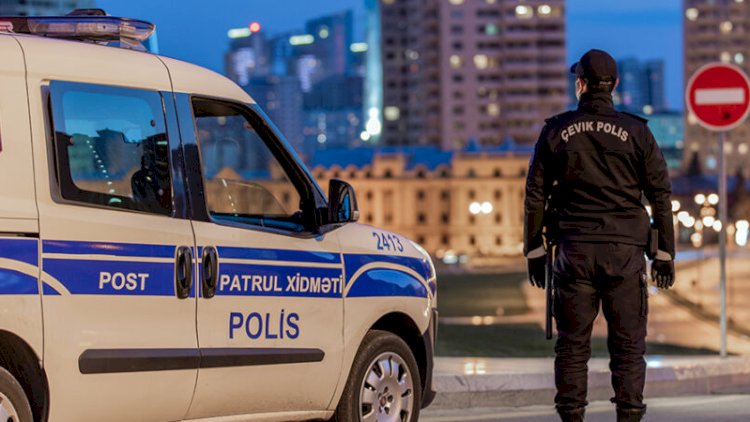    Azərbaycanda küçədə çılpaq gəzən qadını polis saxladı - VİDEO   