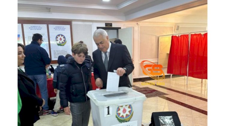   Cavid Qurbanov səsverməyə nəvəsi ilə getdi   