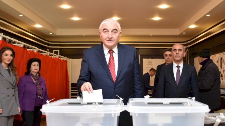    Məzahir Pənahov səs verdi    