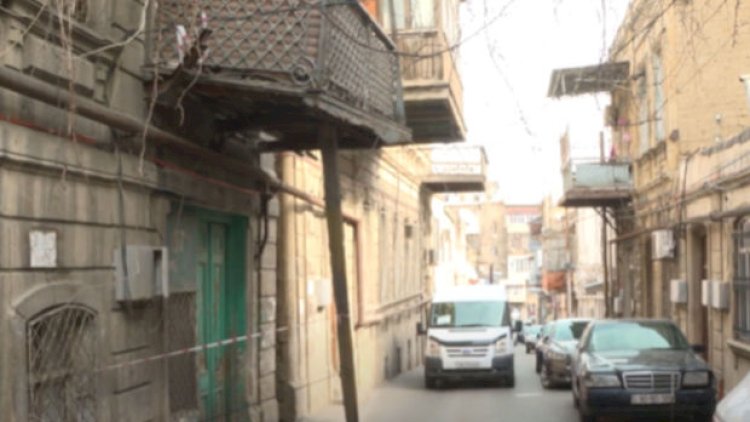    Bakıda təhlükəli eyvan: Hər an piyadaların üstünə aşa bilər - Video   