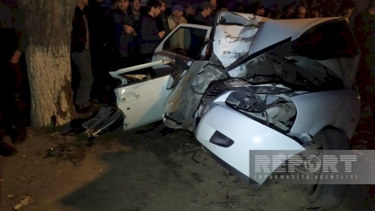    Qubada minik avtomobili ağaca çırpıldı, xəsarət alanlar var   
