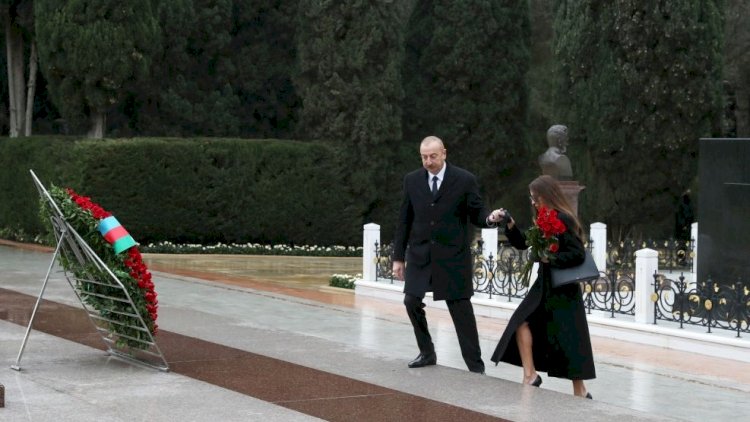    Prezident və xanımı Heydər Əliyevin məzarını ziyarət etdilər    