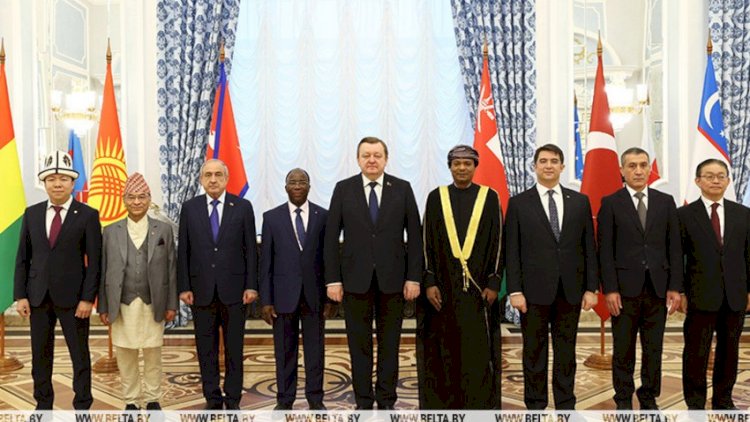    Məhərrəm Əliyev etimadnaməsini Lukaşenkoya təqdim etdi   