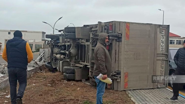    “Prius”la toqquşan yük maşını aşdı - Xəsarət alanlar var    