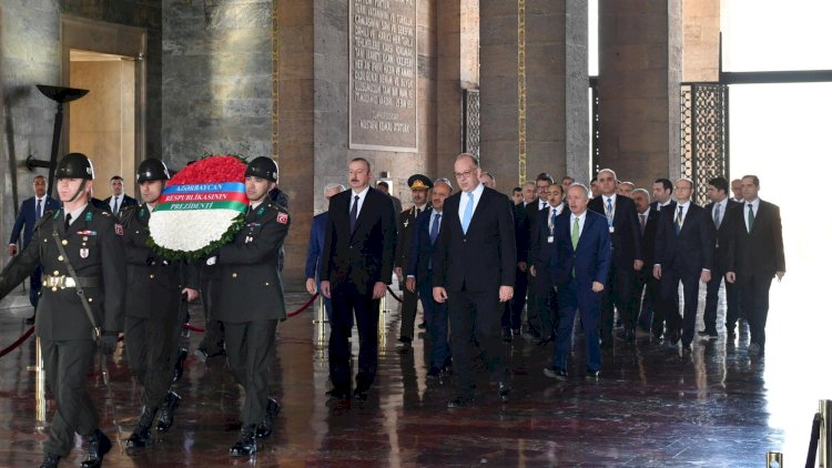    İlham Əliyev Ankarada Anıtqəbiri ziyarət etdi   