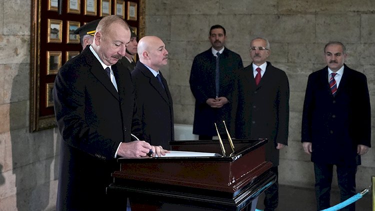    İlham Əliyev Anıtqəbirdəki dəftərə bu sözləri yazdı    