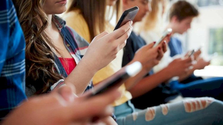    Britaniya məktəbləri mobil telefonlara tam qadağa tətbiq edəcək   