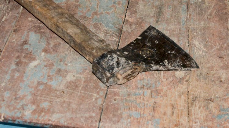    Sumqayıtda ata oğlunu baltaladı    
