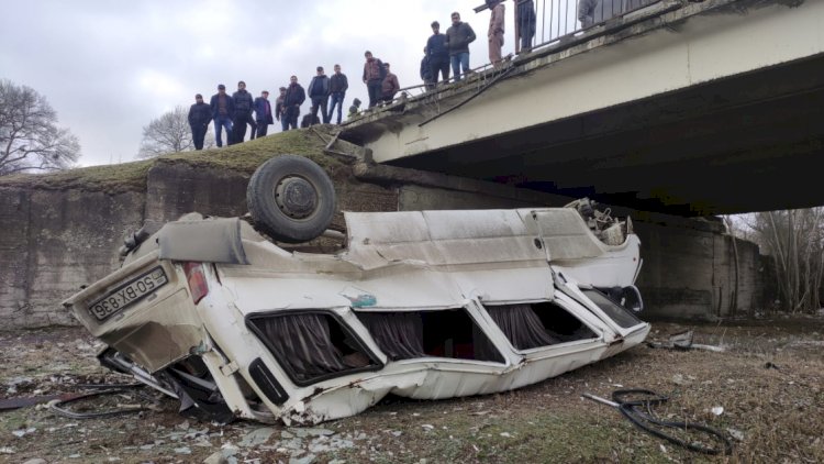   Mikroavtobus dərəyə aşdı - Sürücü yaralandı    