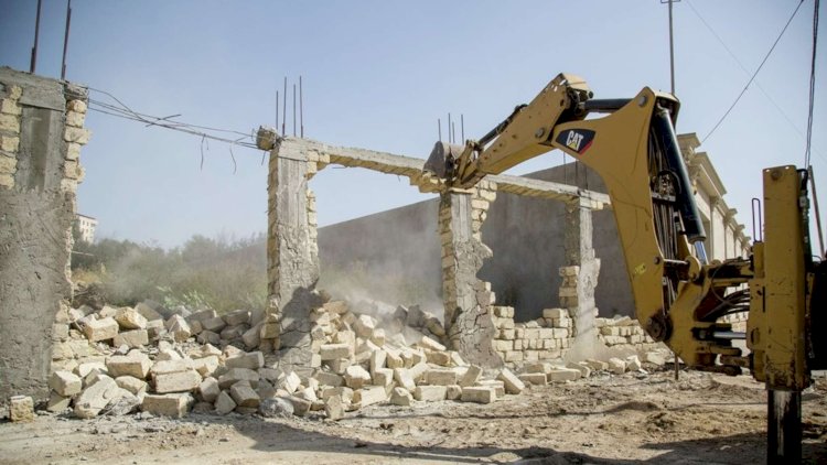    Xırdalan və Qobuda qanunsuz tikililər söküldü   