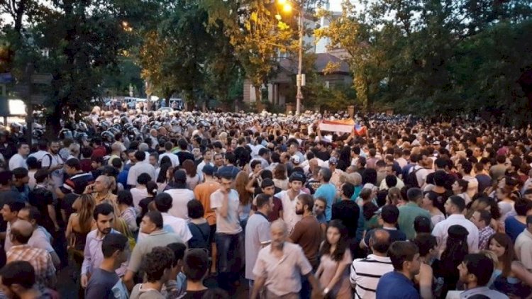    İrəvanda rus sərhədçilərə qarşı aksiya: Rədd olun!    