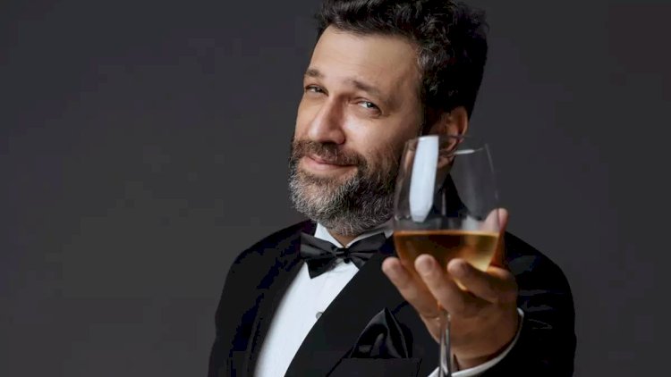   Taleh Yüzbəyov yaşlı həmkarından gileyləndi: “Tərziniz köhnədir”   