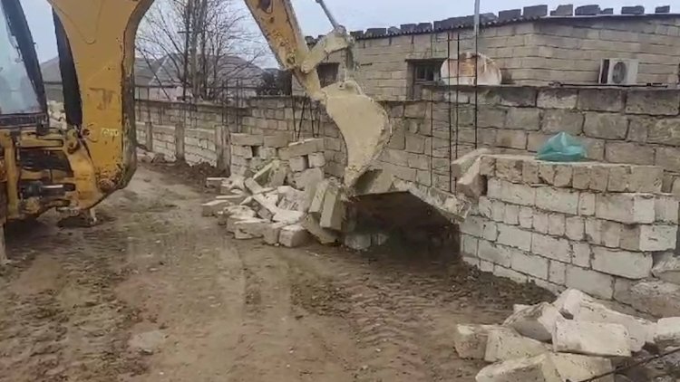    Xırdalanda və Mehdiabadda sənədsiz tikililər söküldü - VİDEO    
