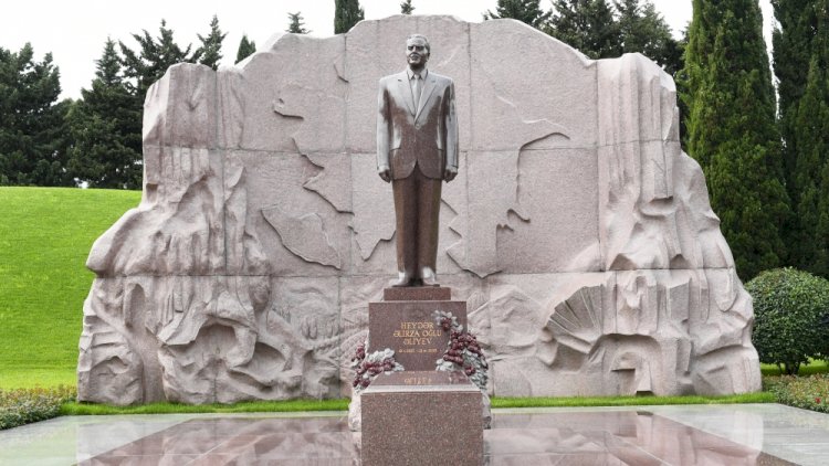    Tokayev Heydər Əliyevin məzarını ziyarət etdi    