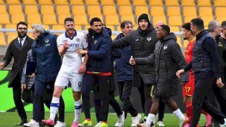    Baş məşqçi futbolçuya kəllə vurdu, istefaya göndərildi - Video    