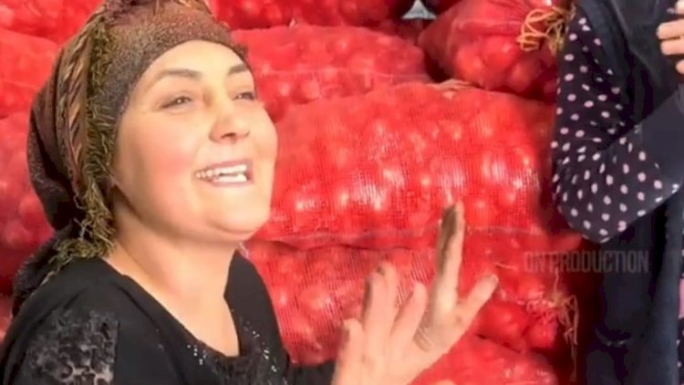    “Mələkxanım heç mənə tərəf baxmadı...“   - Bazarda işləyən müğənni + VİDEO