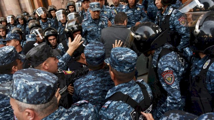    Ermənistanda iki müxalifətçi saxlanıldı - FOTO    