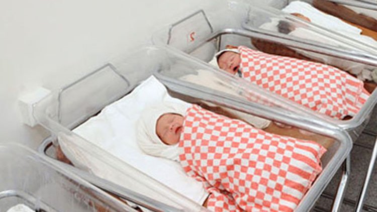    Doğum evində uşağın səhvən başqa ailəyə verilməsi 69 ildən sonra üzə çıxdı   